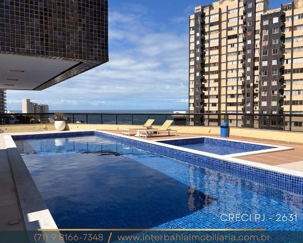 Piscina do condomínio com vista para o mar